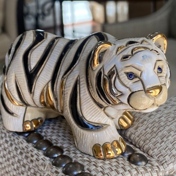 White Tiger - De Rosa Collection #773 - Hand Carved and Painted Ceramic Figurine - Picture 10 of 10